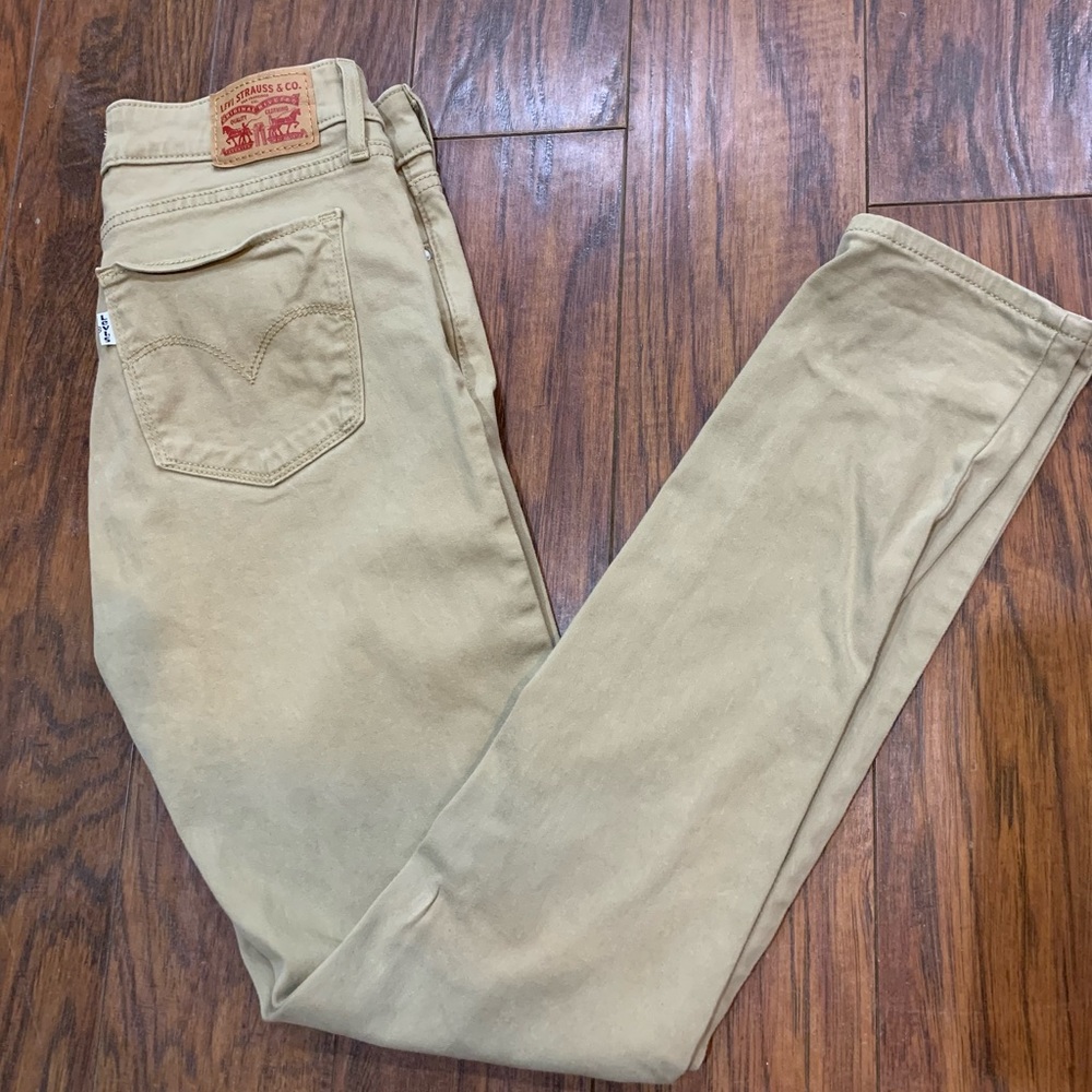 Women’s Levi Strauss 711 skinny khaki pants. EUC. Size 28x30